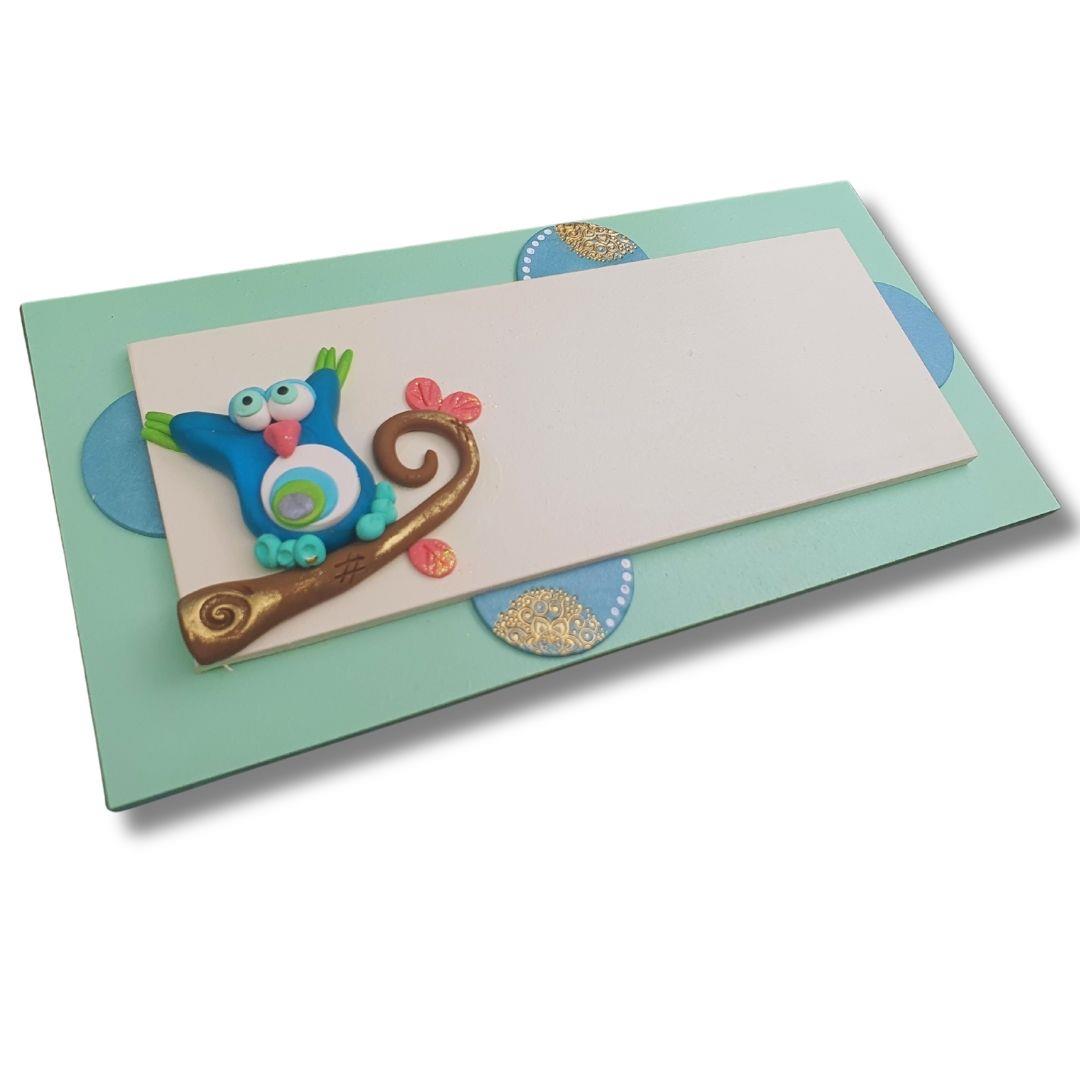 תקריב על עבודת הפיסול בחימר פולימרי (פימו) של ינשוף טורקיז ועיטורים מעוגלים מבית גיתוש.