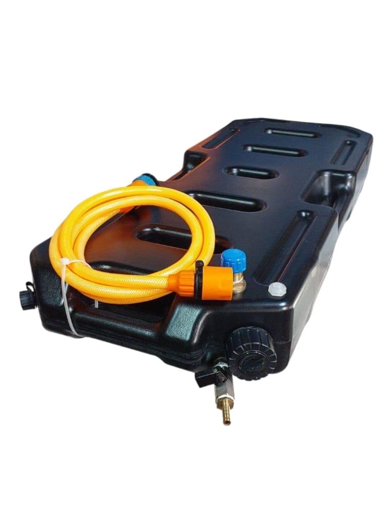 מיכל 20 ליטר שטוח עם ברז 2 נשמים פתח מילוי עליון צבע שחור כולל צינור 2 מטר קמפינג לייף