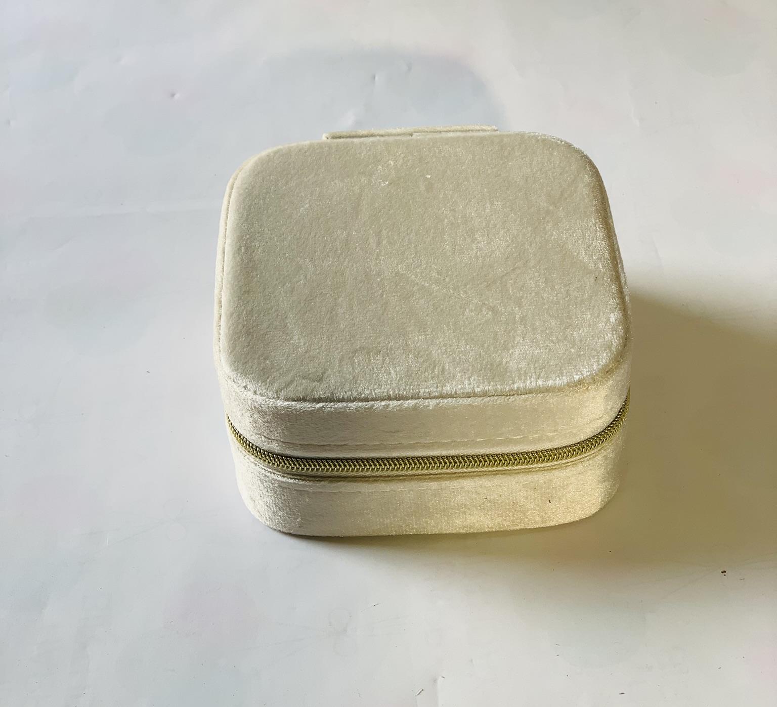 קופסאת תכשיטים לבן