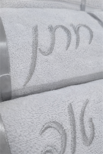 מארז מגבות יוקרתי עם רקמה לחתן וכלה | צבע כסף מארז מגבות יוקרתי עם רקמה לחתן וכלה | צבע כסף