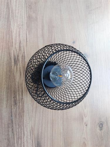 SolarGlow Cage – תאורת תלייה סולארית בעיצוב רשת יוקרתי