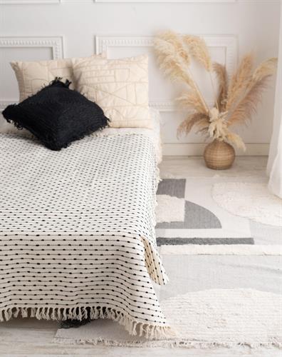 כיסוי למיטה איכותי במראה דקורטיבי דגם - דובאי שמנת שחור