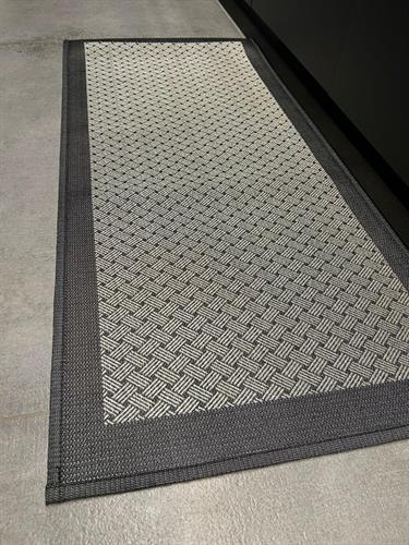 שטיח מטבח איכותי בתוספת גומי בתחתית דגם - בוסתן שחור (מתנקה בקלות!)