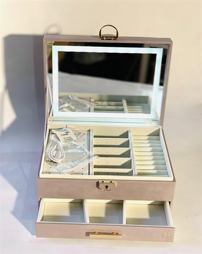 קופסאת תכשיטים מורבע קרם