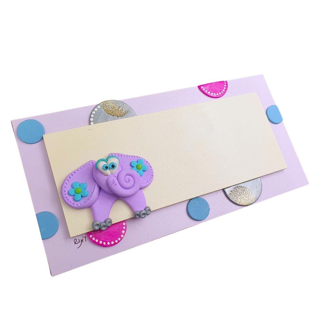 שלט מעוצב לחדר ילדים עם שם אישי באותיות וניל ואיור פיל סגול תלת-ממדי. שלט מעוצב לחדר ילדים עם שם אישי באותיות וניל ואיור פיל סגול תלת-ממדי.