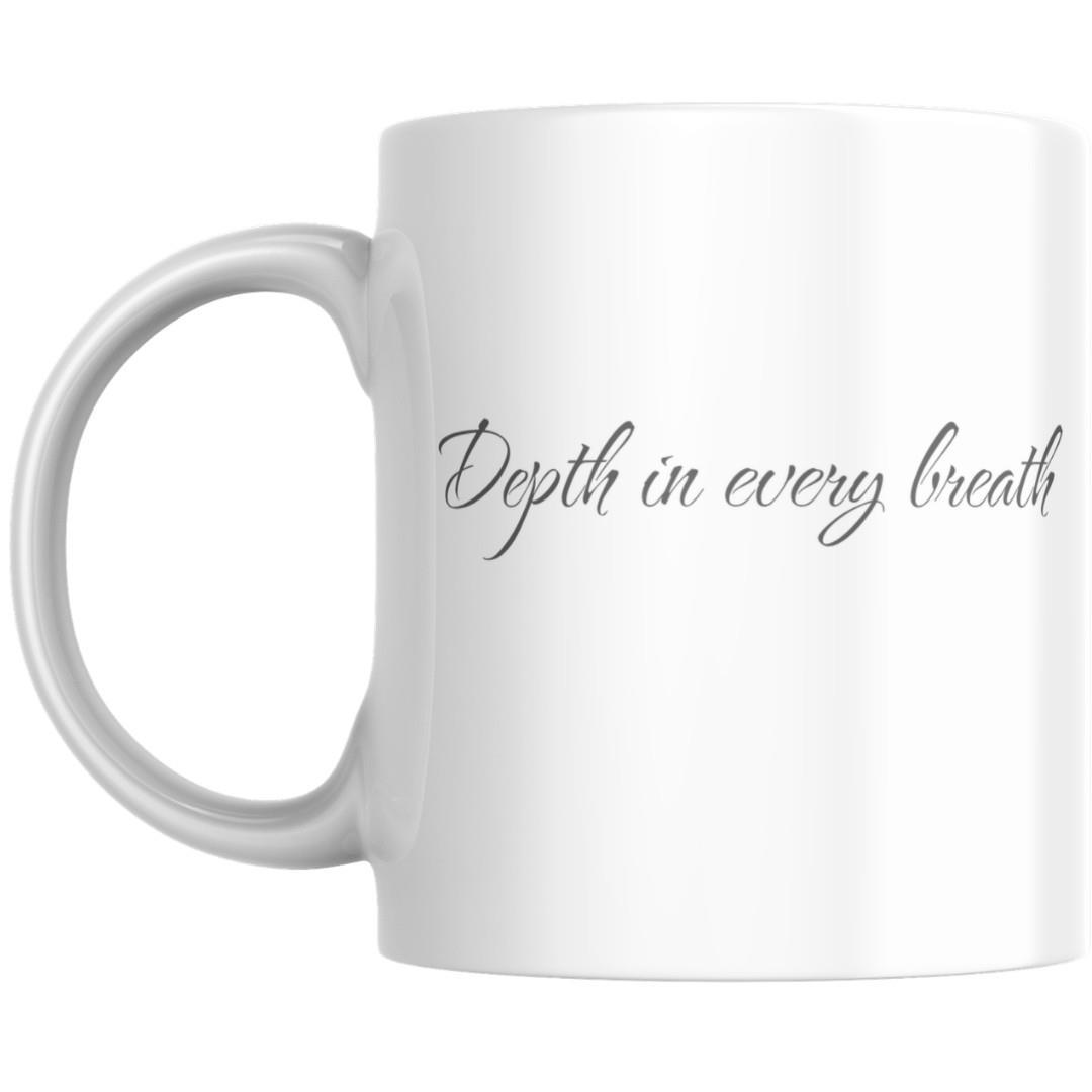 תקריב טקסט השראה באנגלית Depth in every breath מודפס על ספל לבן