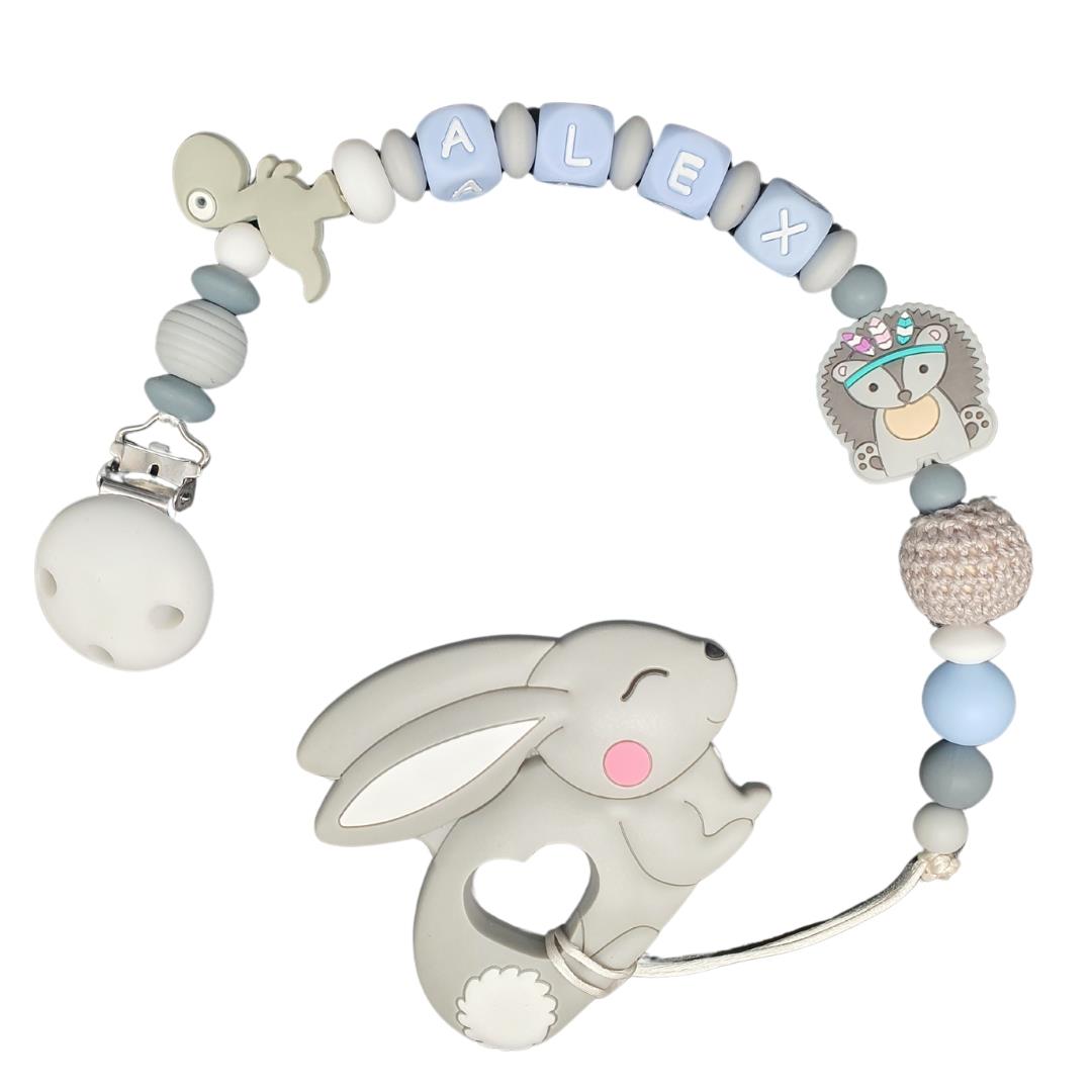 מחזיק מוצץ אפור תכלת עם שם, נשכן סיליקון מעוצב, תופסן קיפוד בעבודת יד, מתנה ליולדת, אקססורי לעגלה, גיתוש.