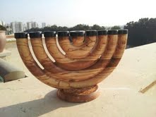 חנוכייה חרוטה מעץ זית חנוכייה חרוטה מעץ זית