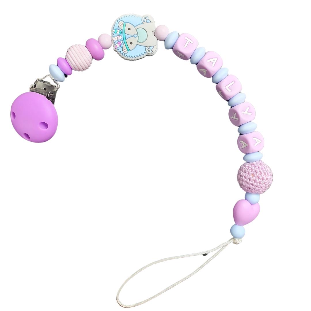 מחזיק מוצץ עם שם סגול לילך, נשכן מעוצב בעבודת יד, תופסן למוצץ סיליקון, מתנה אישית ללידה, אקססורי לעגלה.