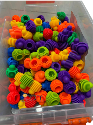 הרכבת כפתורים גמיש במיכל