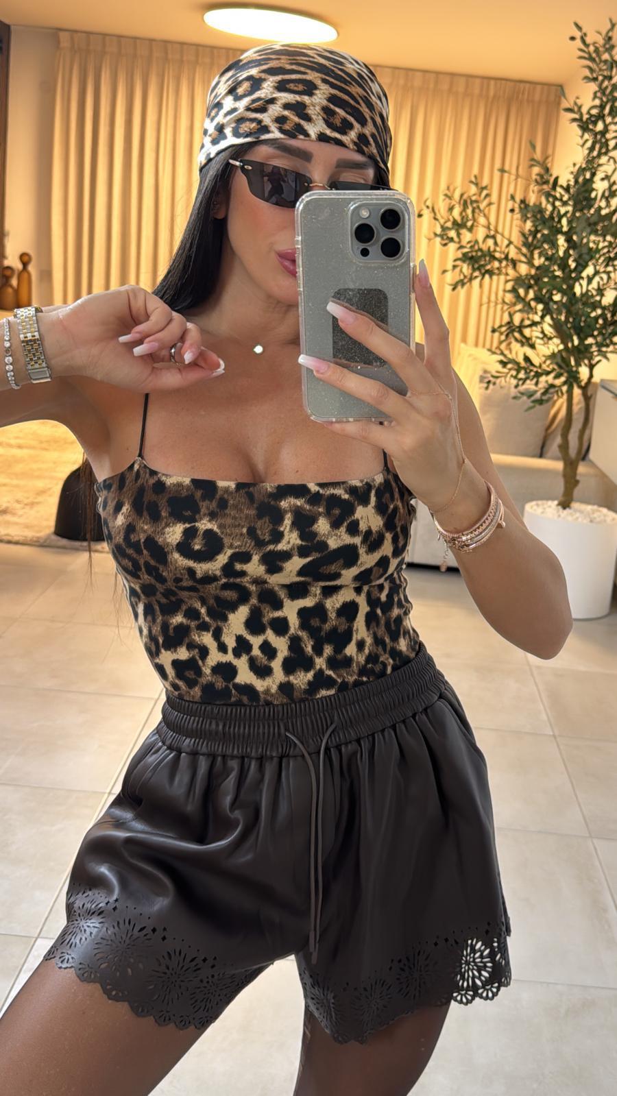 שורט דמוי עור צרוב