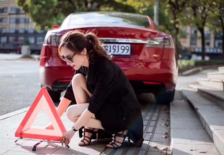 משולש אזהרה דולק ומהבהב מגנטי לחירום קמפינג לייף