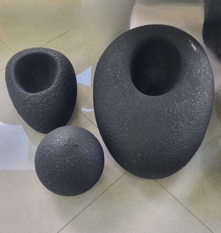 זוג עציצים בינוני קטן וכדור שחור