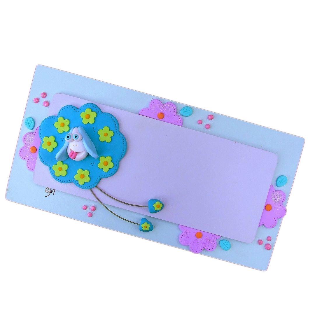 תקריב על עבודת יד בחימר פולימרי בשלטי עץ מעוצבים לבית ולמשפחה של גיתוש עיצובים. תקריב על עבודת יד בחימר פולימרי בשלטי עץ מעוצבים לבית ולמשפחה של גיתוש עיצובים.