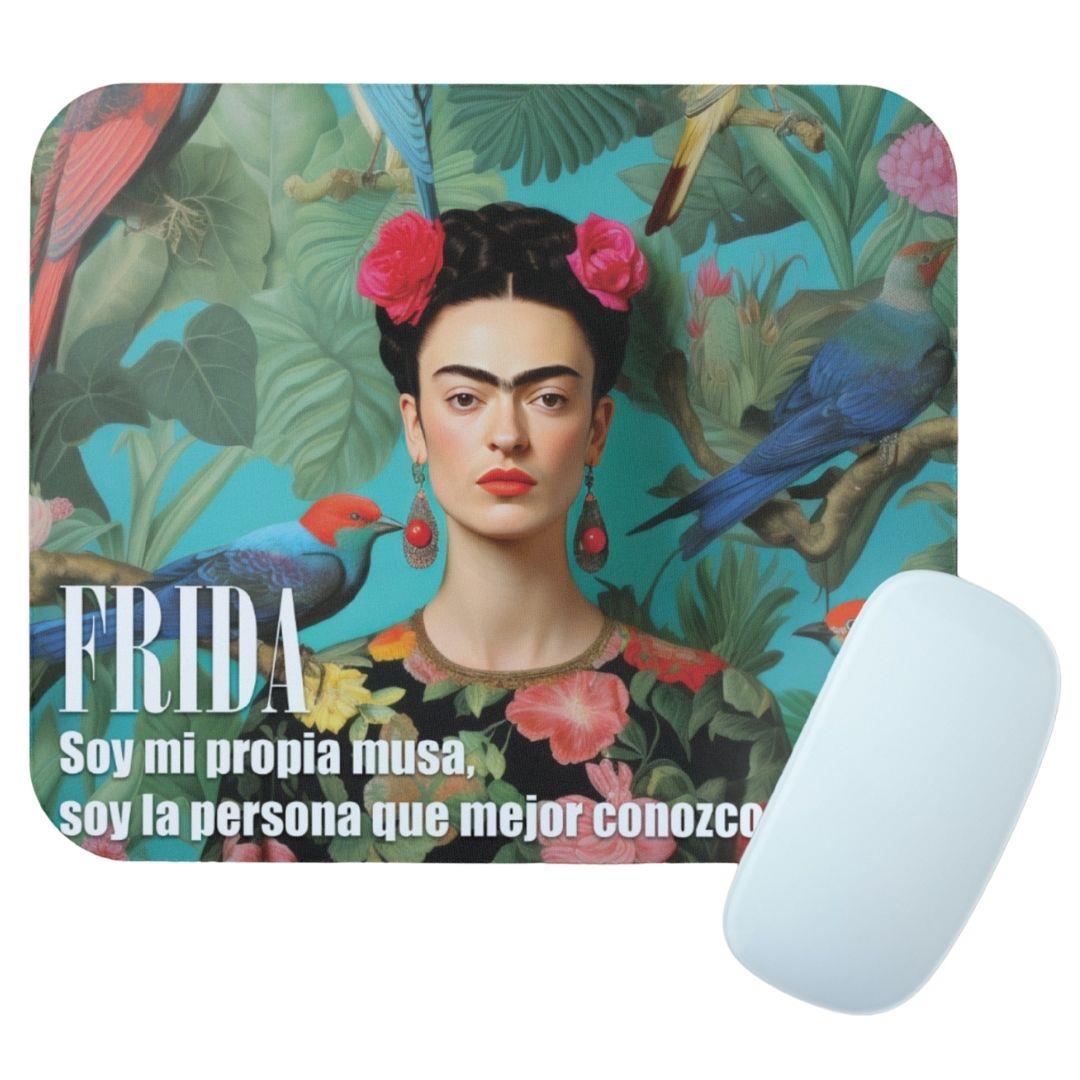 משטח לעכבר פרידה קאלו בגווני טורקיז וג'ונגל עם עכבר לבן להמחשה – אביזר מעוצב למשרד גיתוש.