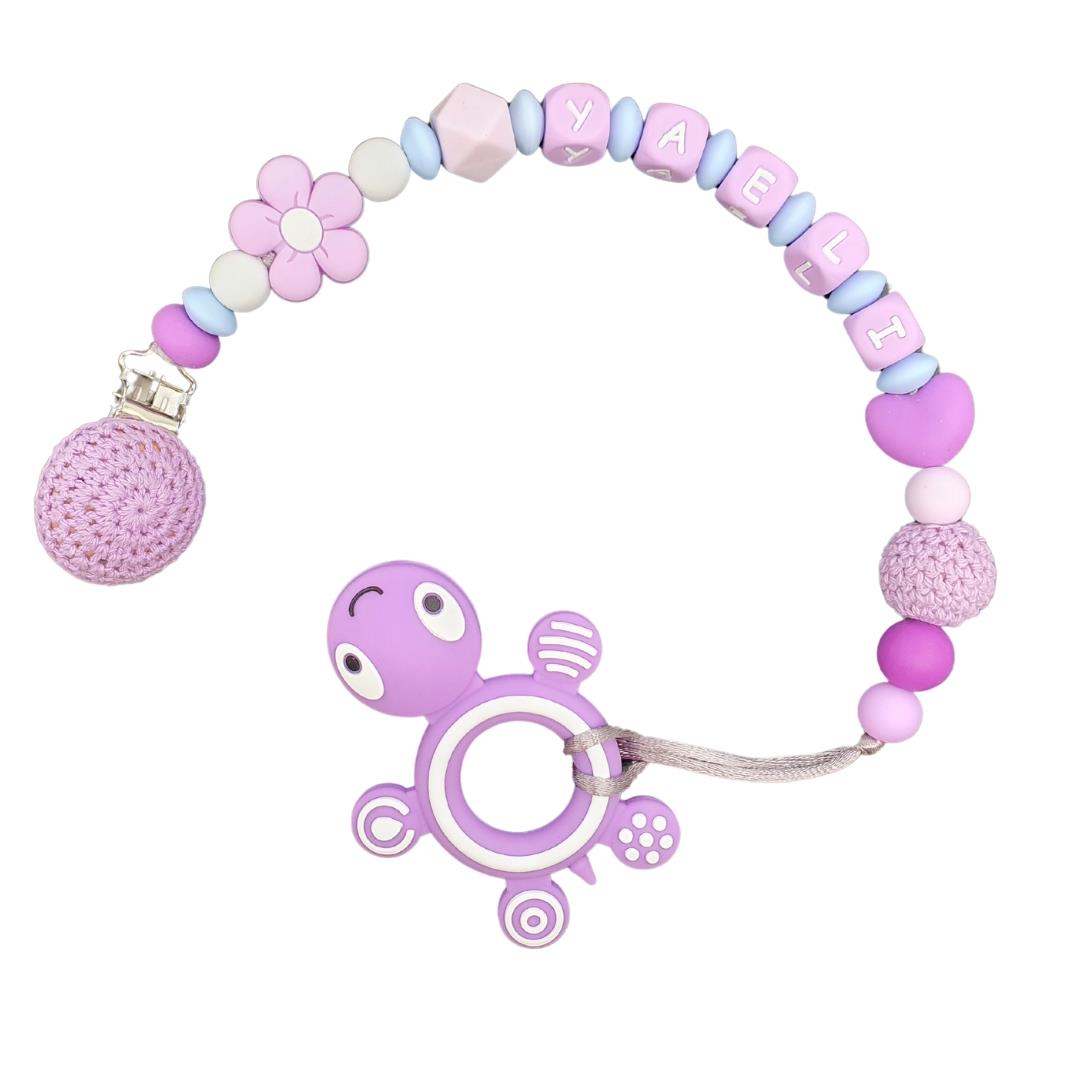 מחזיק מוצץ סגול לילך עם שם, נשכן סיליקון מעוצב, תופסן פרח בעבודת יד, מתנה ליולדת, אקססורי לעגלה, גיתוש.