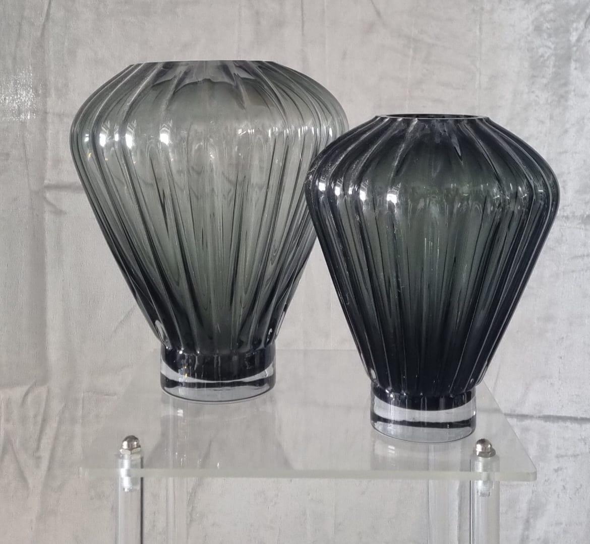 זוג אגרטלים לעיצוב אפור