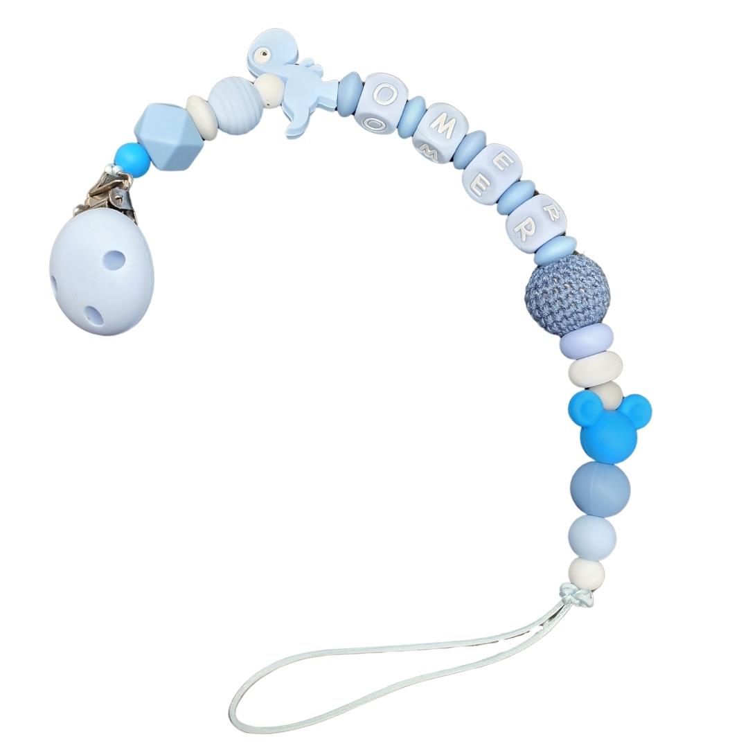 מחזיק מוצץ עם שם כחול, נשכן מעוצב בעבודת יד, תופסן למוצץ סיליקון תכלת, מתנה אישית ללידה, אקססורי מעוצב לעגלה.