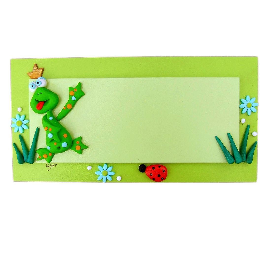 צפרדע ירוקה למזל ושפע | שלט עץ עבודת יד בעיצוב אישי