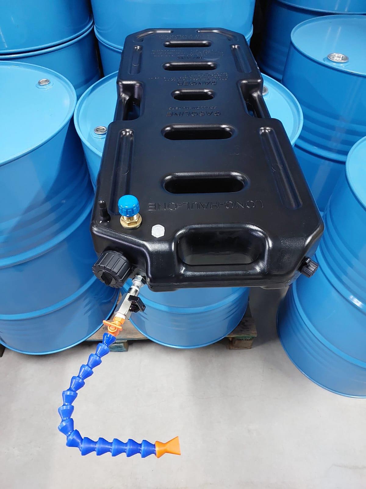 מיכל 20 ליטר שטוח עם ברז 2 נשמים פתח מילוי עליון צבע שחור כולל צינור חוליות קמפינג לייף