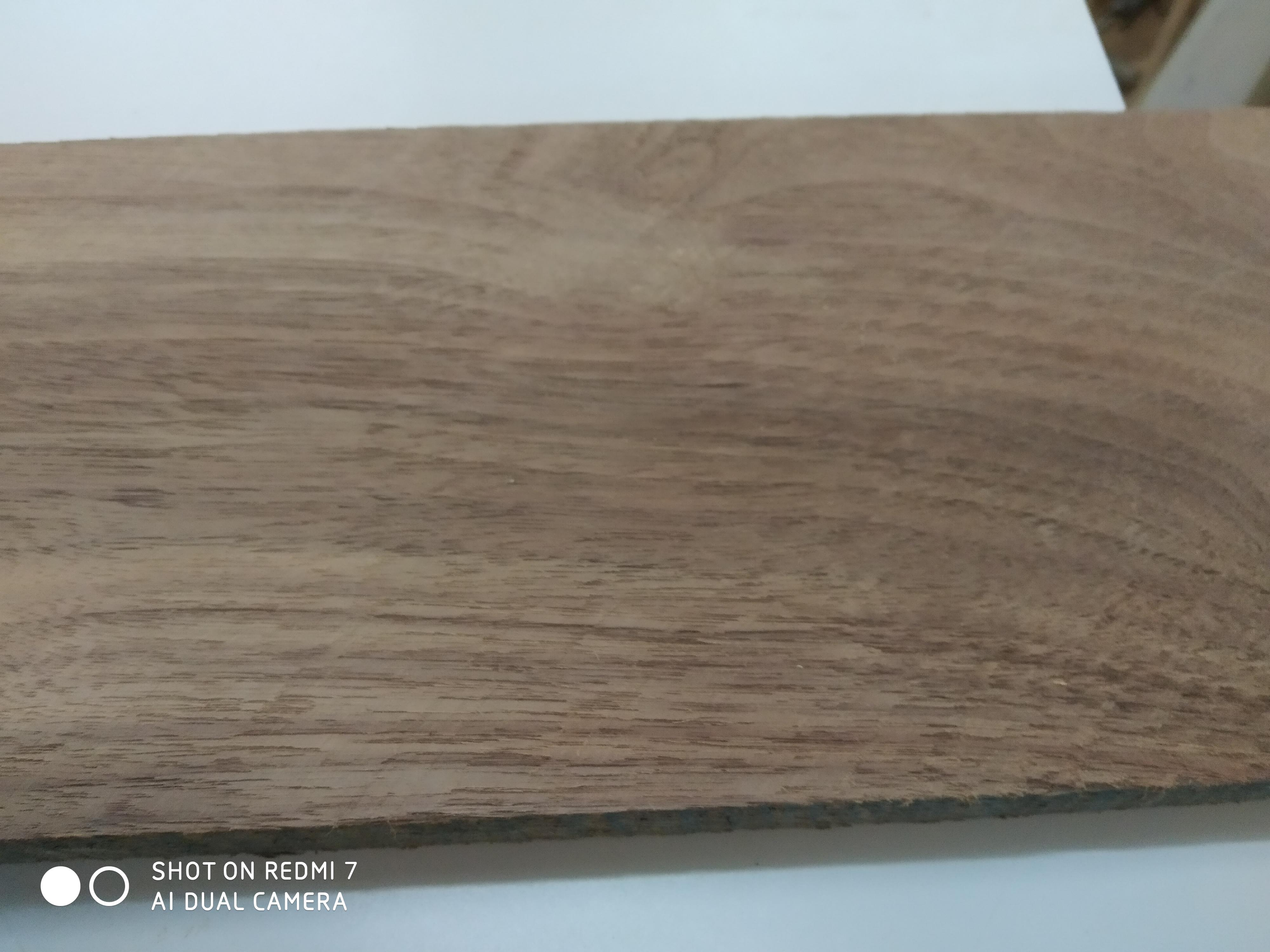 אגוז אמריקאי (עץ בגוון אפור כהה) אגוז אמריקאי (עץ בגוון אפור כהה)