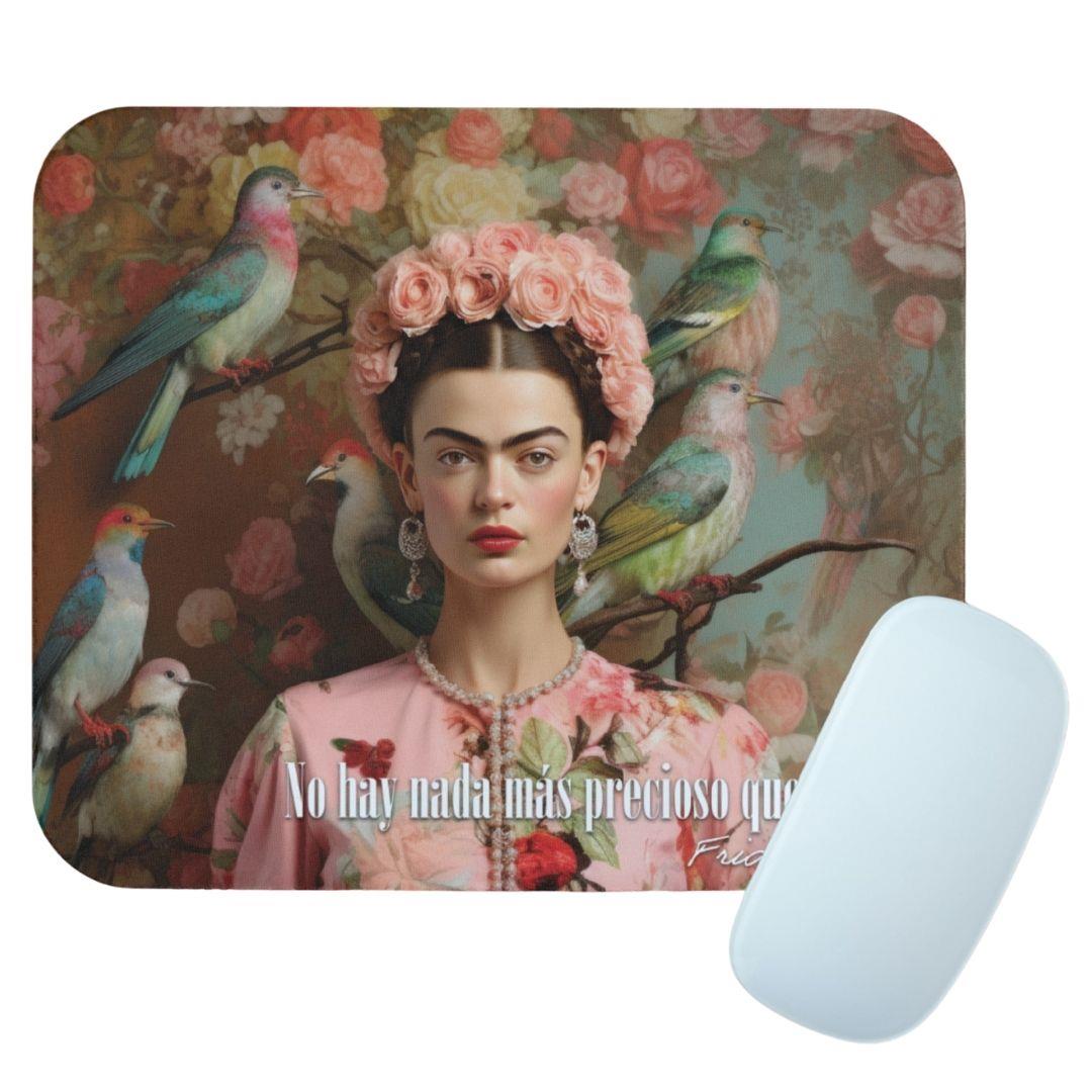 משטח לעכבר פרידה קאלו בעיצוב וינטג' ורוד עם עכבר להמחשה – אביזר מעוצב למשרד גיתוש.