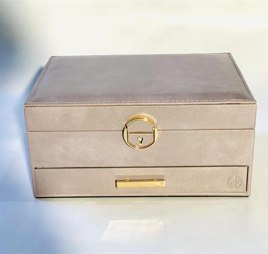 קופסאת תכשיטים מורבע קרם