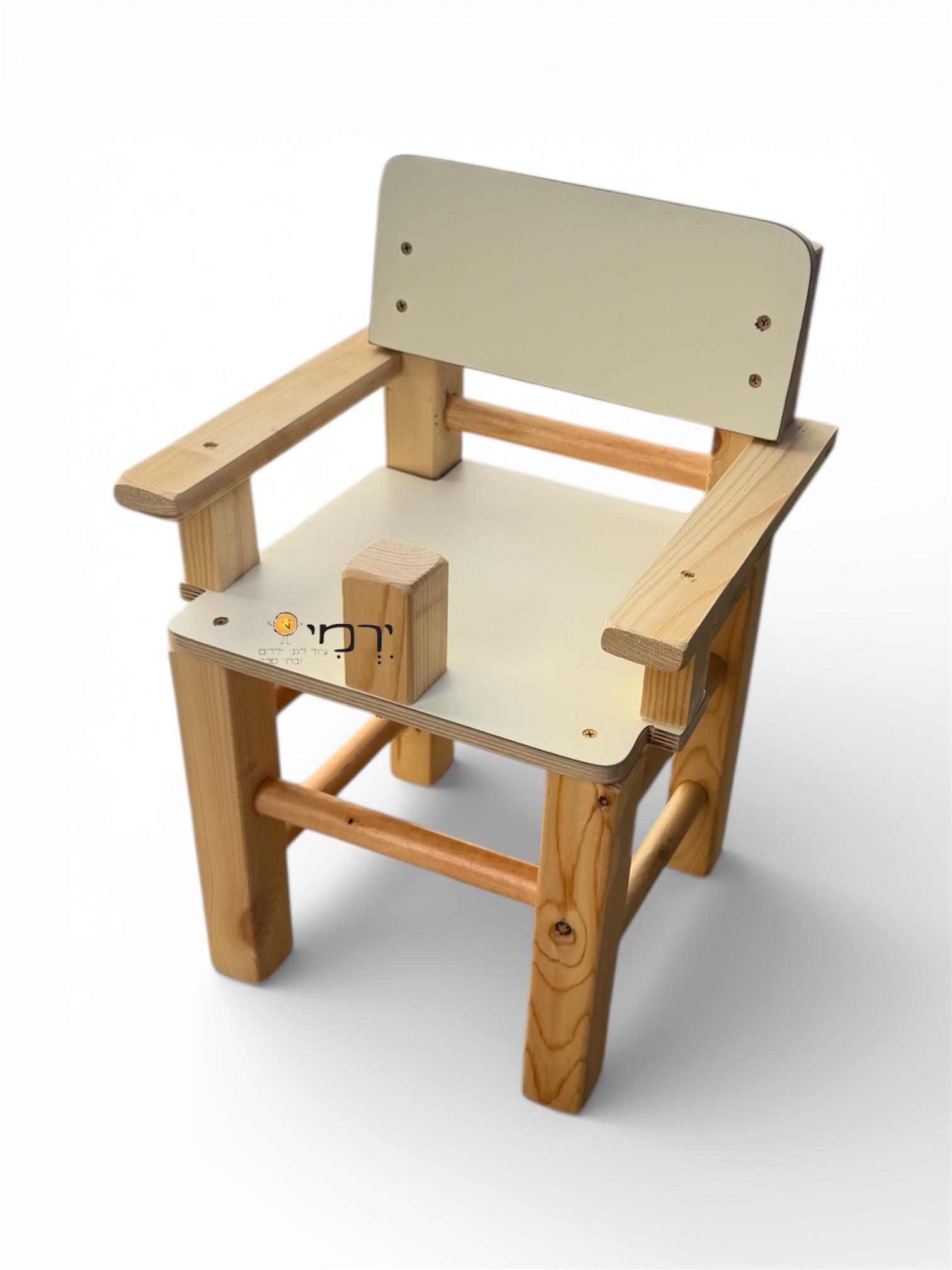 כיסא עץ רגלי אורן עם ידיות + פומל
