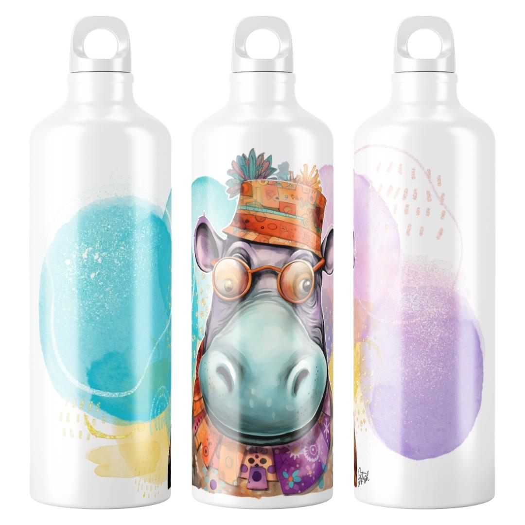 איור אמנותי של היפופוטם עם משקפיים וכובע על בקבוק שתייה מעוצב, תצוגת פריסת איור משלוש זוויות שונות, אמנות פראית וייחודית