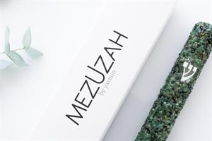 מזוזה בעבודת יד בעיצוב אישי מאבן קריסטל אמרלד (איזמרגד, ברקת) Emerald