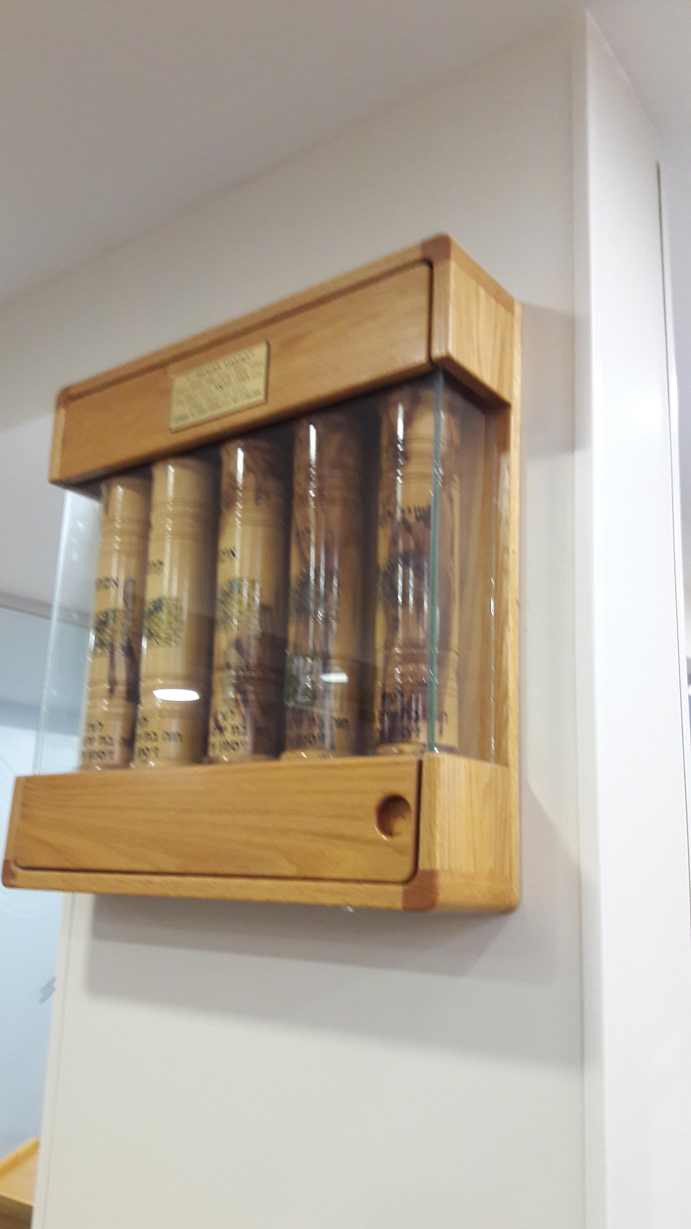 ויטרינה ל-5 מגילות ויטרינה ל-5 מגילות