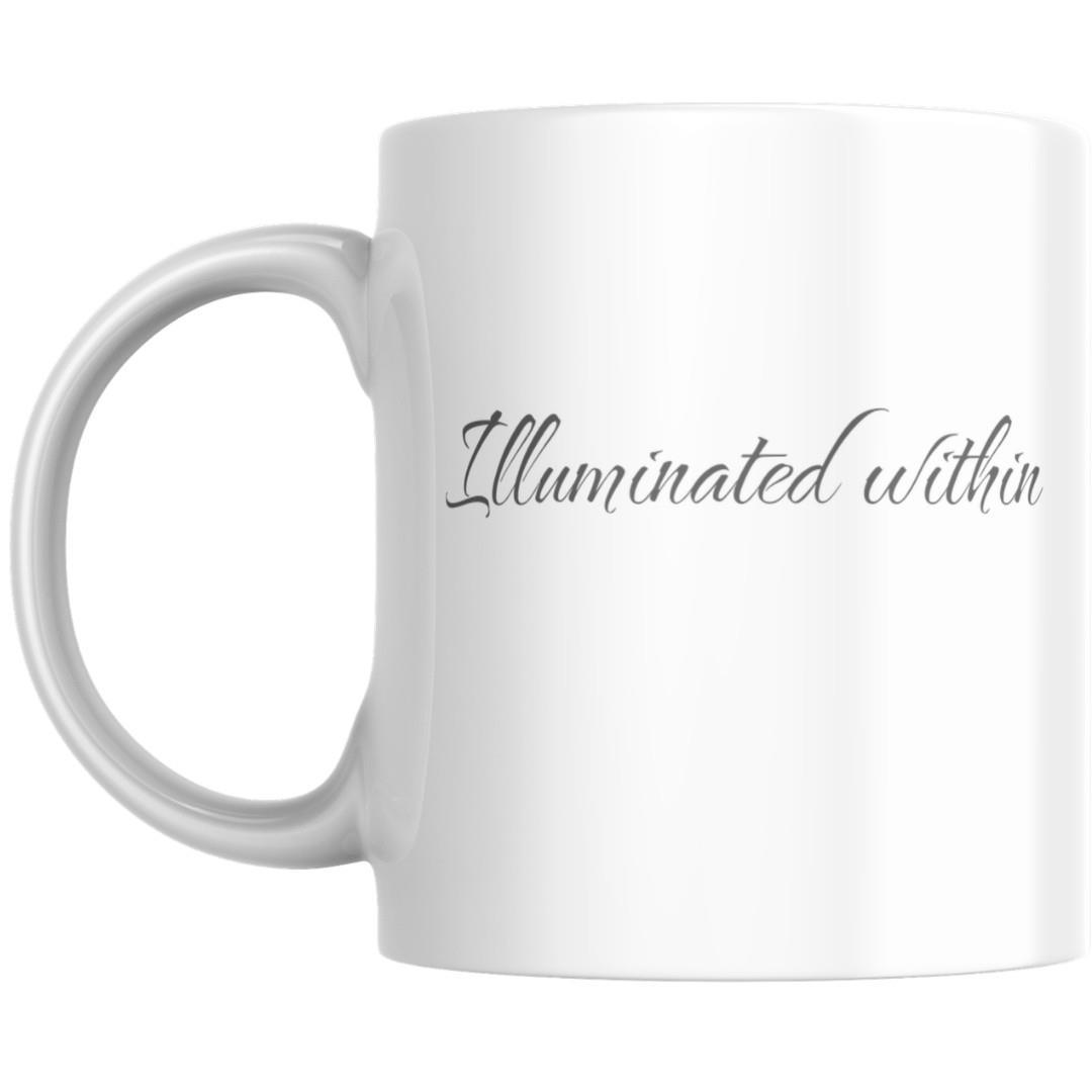 תקריב טקסט השראה באנגלית Illuminated within מודפס על ספל לבן תקריב טקסט השראה באנגלית Illuminated within מודפס על ספל לבן