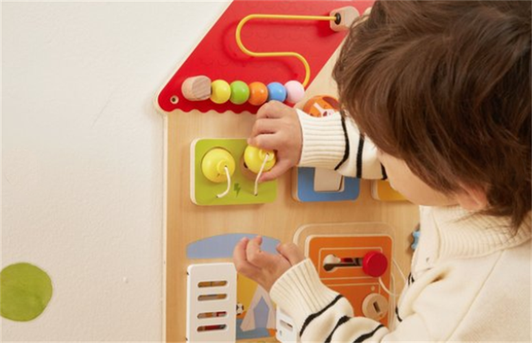 לוח פעילות לקיר בית