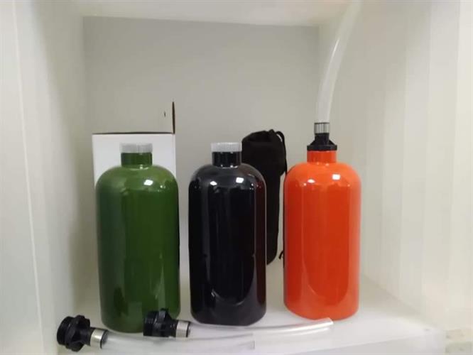 מיכל דלק 1 ליטר בקבוק פלדה עם משפך ונרתיק נשיאה כולל פקק מיועד לבנזין סולר או שמן צבע שחור