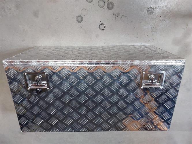 ארגז אלומיניום לטרקטורון עם 2 מנעולים אורך 93 סמ גובה רוחב 47 סמ גובה 45 סמ 9 קג קמפינג לייף ארגז אלומיניום לטרקטורון עם 2 מנעולים אורך 93 סמ גובה רוחב 47 סמ גובה 45 סמ 9 קג קמפינג לייף