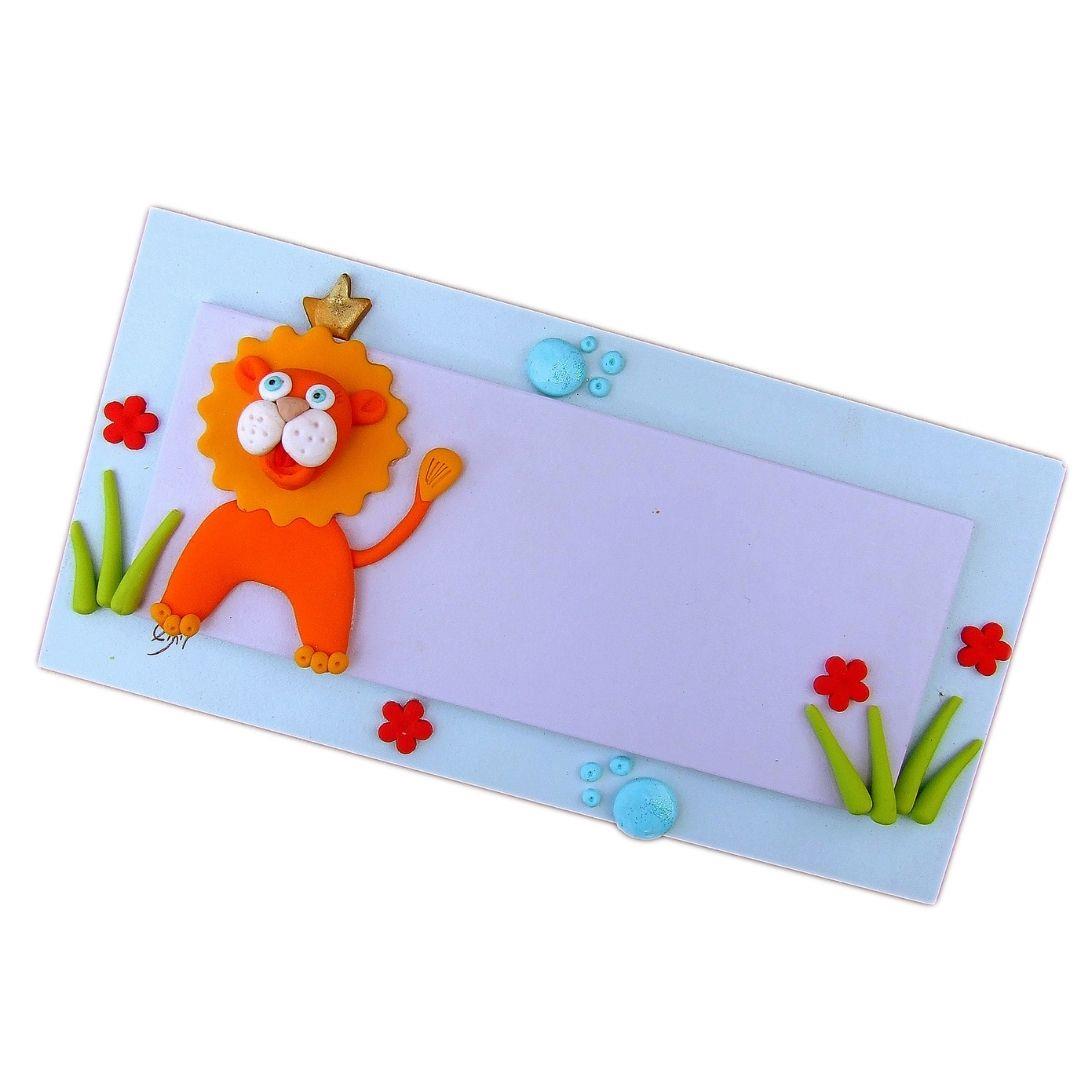 שלט מעוצב לממלכה של הילד עם שם אישי באותיות וניל ואיור אריה כתום תלת-ממדי. שלט מעוצב לממלכה של הילד עם שם אישי באותיות וניל ואיור אריה כתום תלת-ממדי.