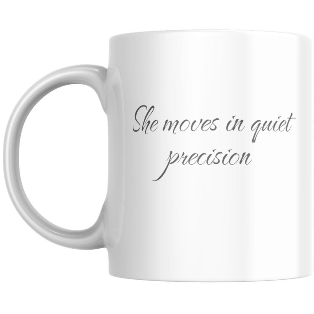 ספל קרמיקה לבן עם איור נשי אמנותי והמשפט She moves in quiet precision