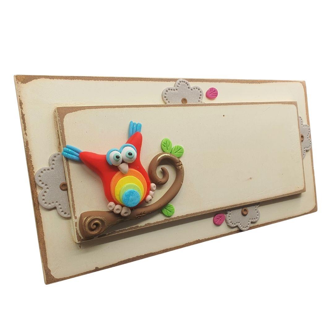 שלט לדלת בעיצוב ינשוף וינטג' עם שם אישי באותיות וניל.