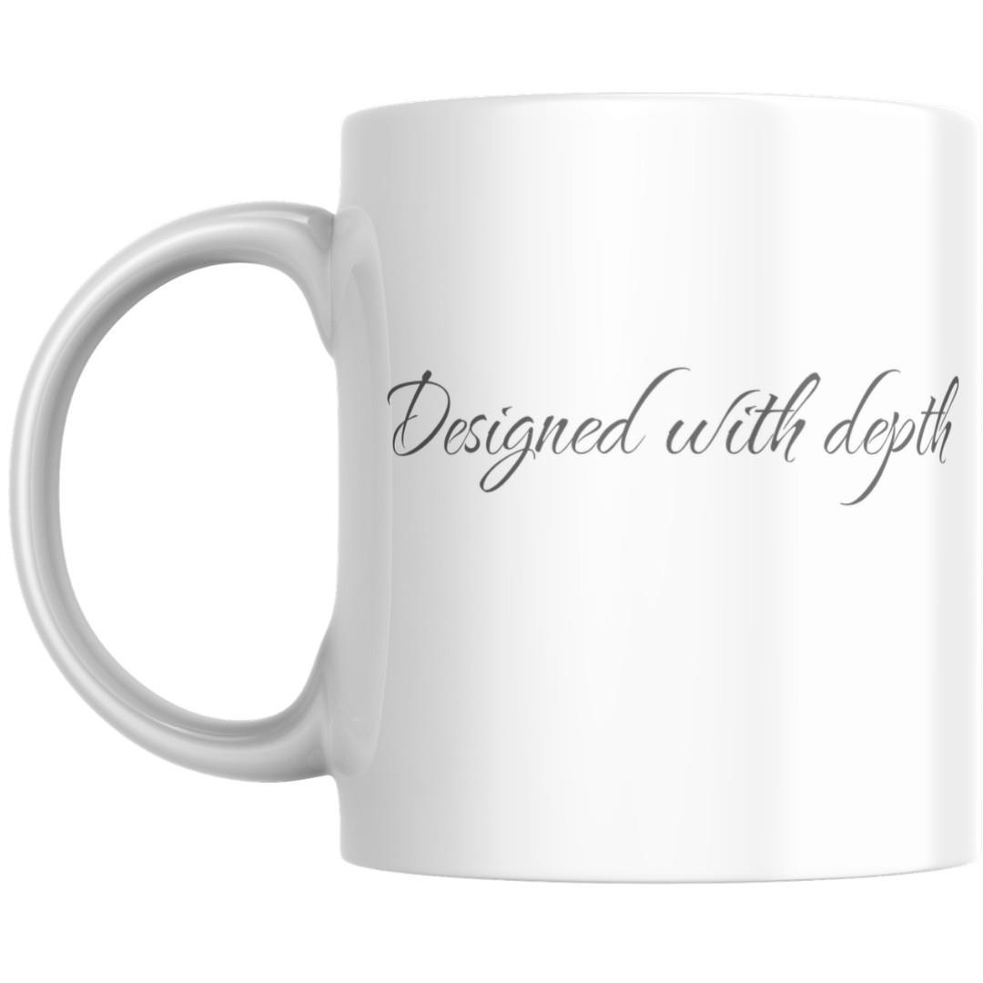 ספל קרמיקה לבן עם איור נשי אמנותי והמשפט Designed with depth