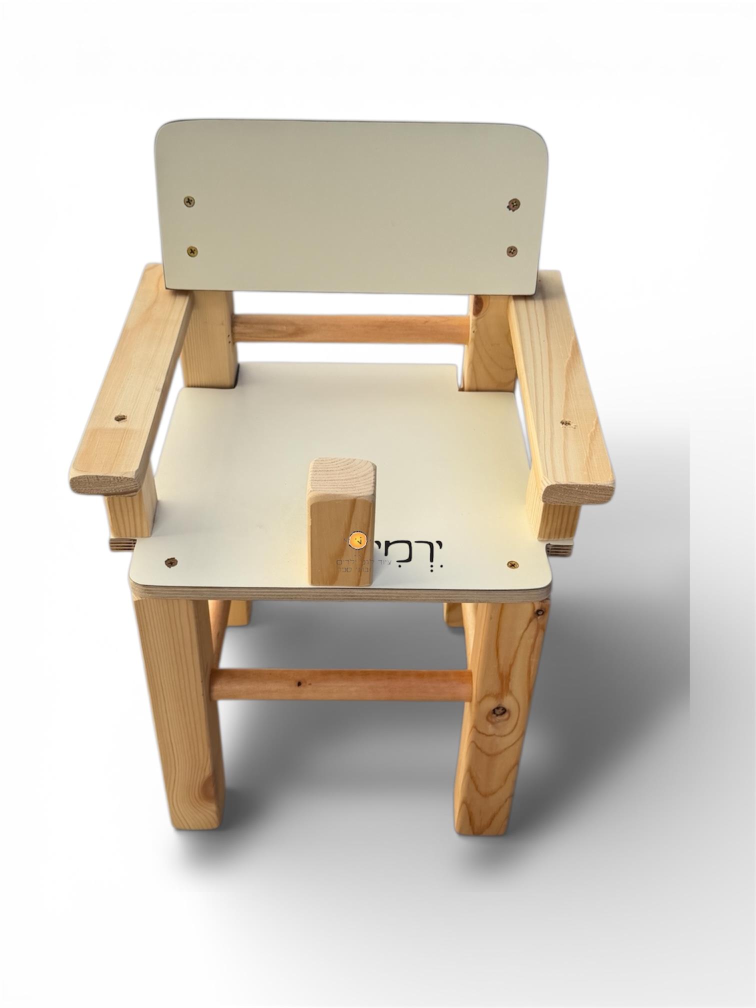 כיסא עץ רגלי אורן עם ידיות + פומל