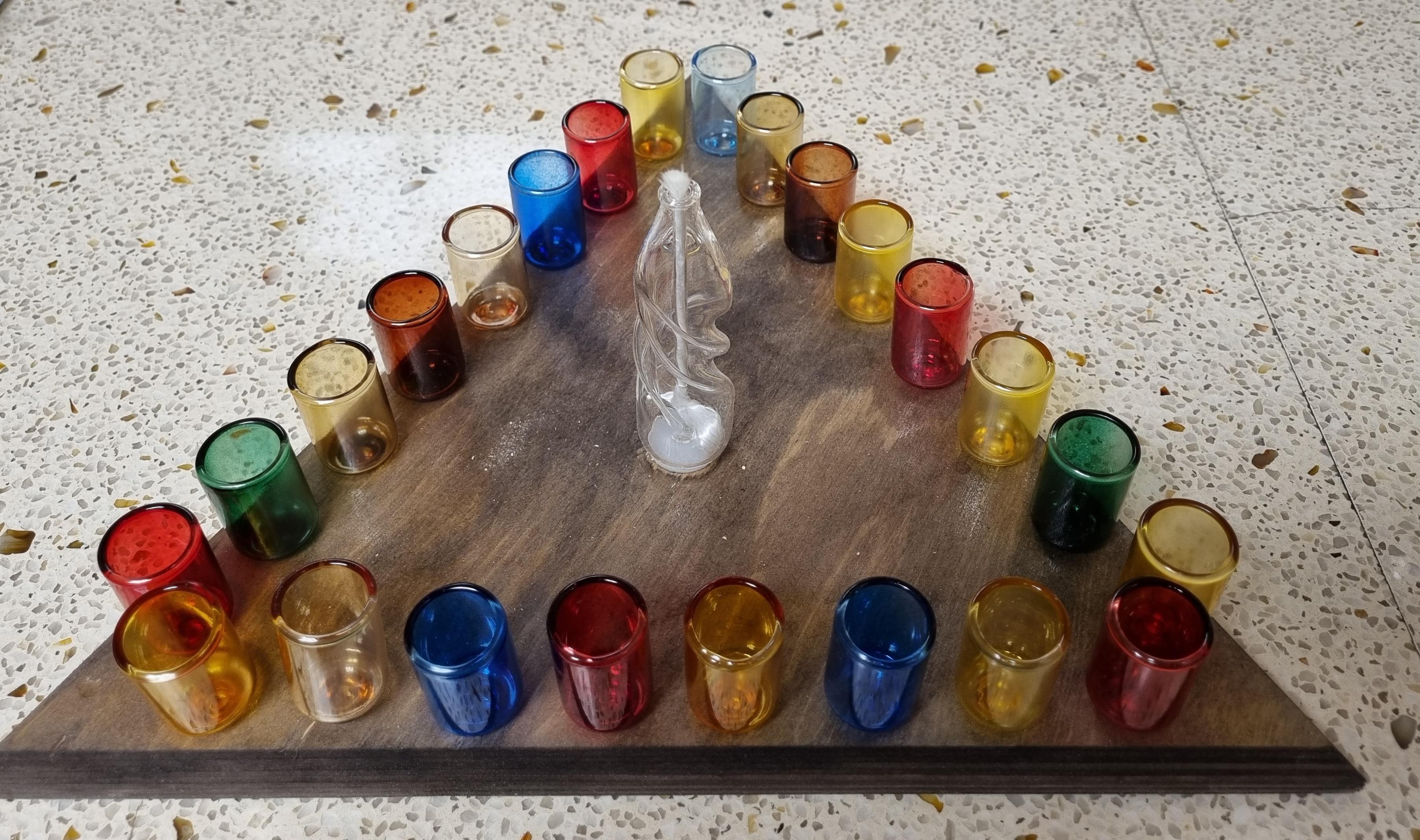 החנוכיה המשולשת להדלקה ל-3 מדליקים(אבא ושני ילדים) החנוכיה המשולשת להדלקה ל-3 מדליקים(אבא ושני ילדים)