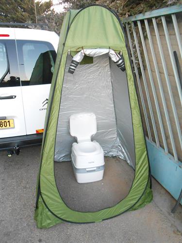 אוהל מתקפל לשירותים ולמקלחת עם אסלה