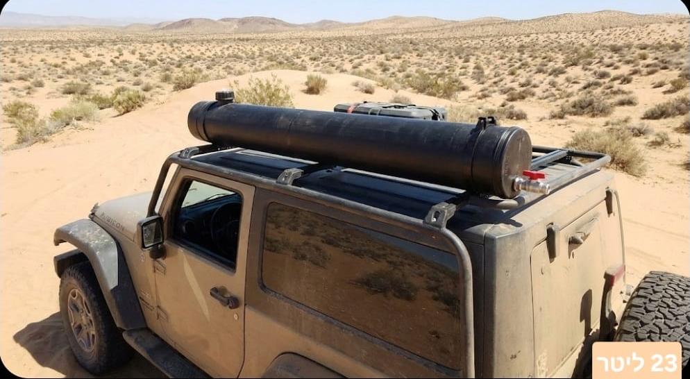 מיכל מים לטנדר גיפ טרקטור RZR פתח מילוי נגדי לצד הברז אורך 130 סמ נפח 23 L כולל חבקים קמפינג לייף