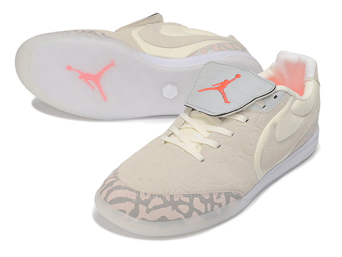 סניקרס כדורגל נייק Nike Tiempo Streetgato x Jordan לבן כתום