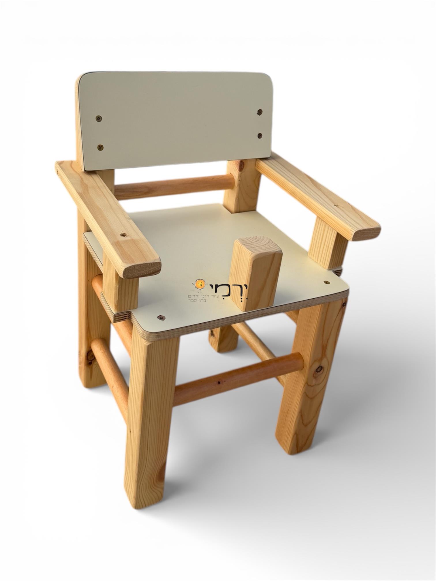 כיסא עץ רגלי אורן עם ידיות + פומל