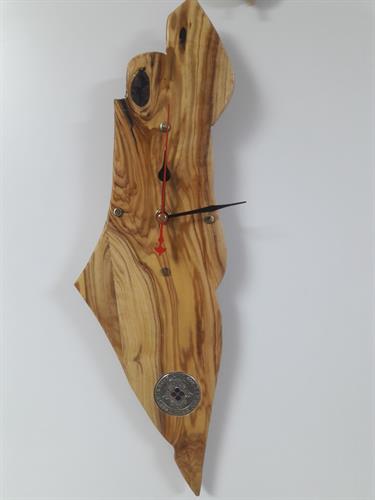 שעון תליה מעץ זית בדגם של ארץ ישראל