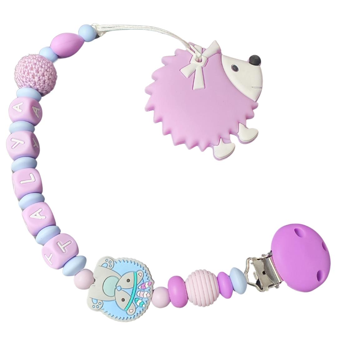 מחזיק מוצץ סגול לילך עם שם, נשכן סיליקון מעוצב, תופסן קיפוד בעבודת יד, מתנה ליולדת, אקססורי לעגלה, גיתוש.