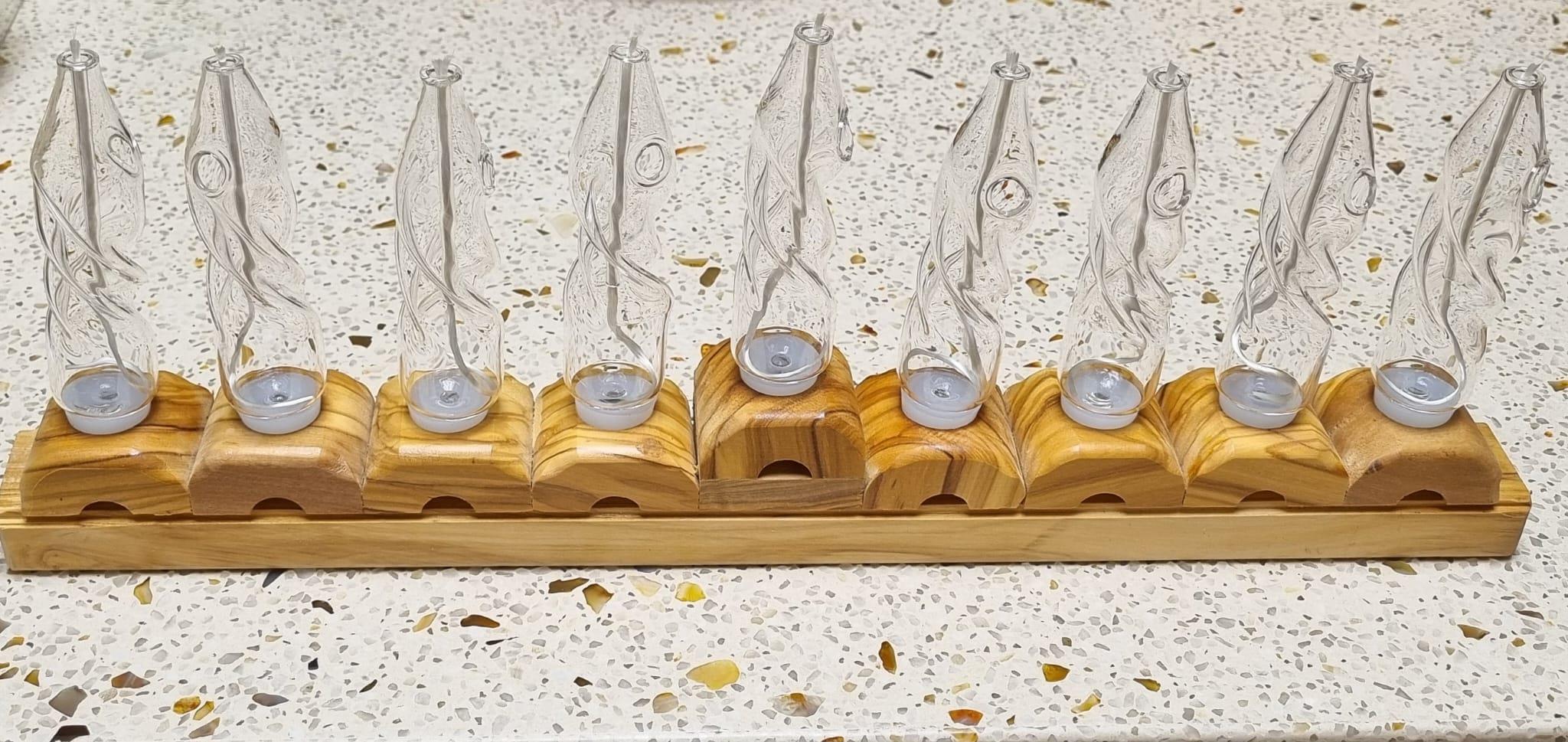 חנוכית חצאי טבעות מעץ זית עם הידוריות (בלי השמנים) חנוכית חצאי טבעות מעץ זית עם הידוריות (בלי השמנים)