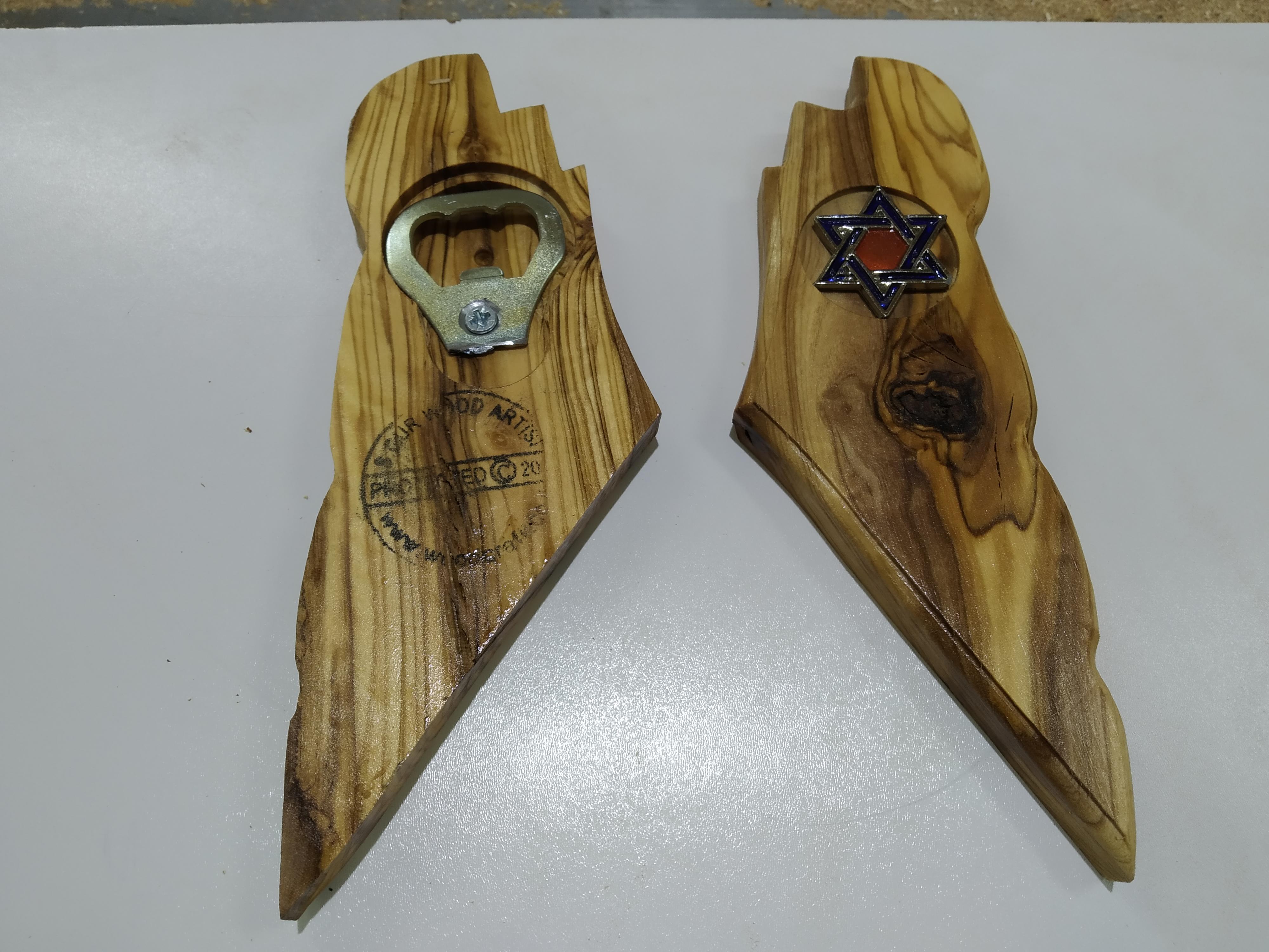 פותחן בקבוקים מעץ זית על מפת ארץ ישראל פותחן בקבוקים מעץ זית על מפת ארץ ישראל