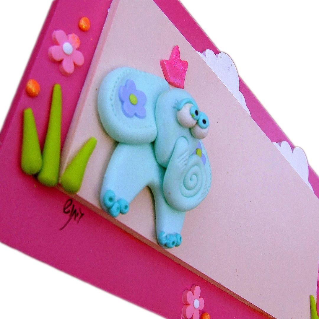 תקריב על עבודת הפיסול בחימר פולימרי (פימו) של פיל מנטה, עננים ופרחים מבית גיתוש. תקריב על עבודת הפיסול בחימר פולימרי (פימו) של פיל מנטה, עננים ופרחים מבית גיתוש.